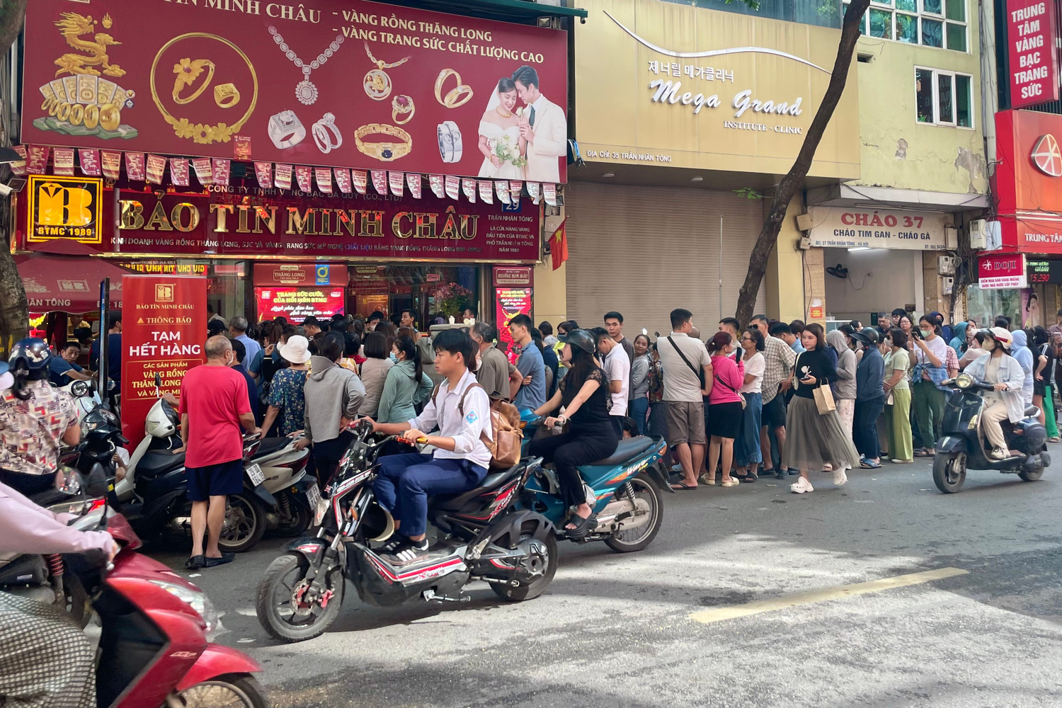 Cửa hàng treo biển hết vàng, nhiều người vẫn không chịu rời đi
