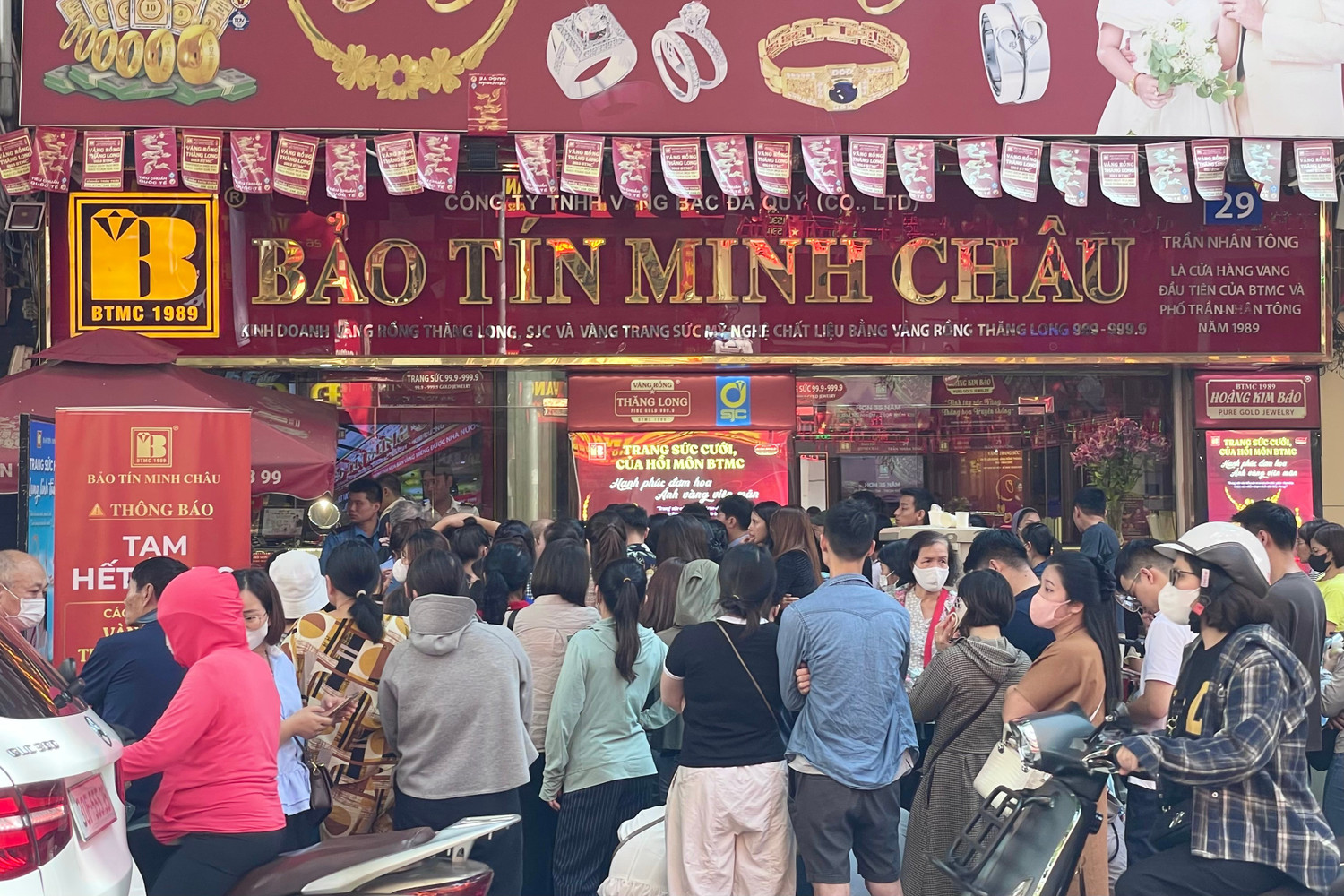 Cửa hàng treo biển hết vàng, nhiều người vẫn không chịu rời đi