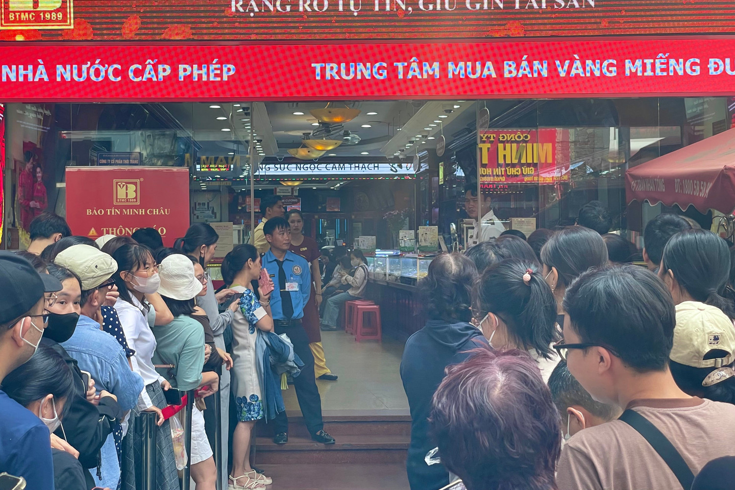 Cửa hàng treo biển hết vàng, nhiều người vẫn không chịu rời đi