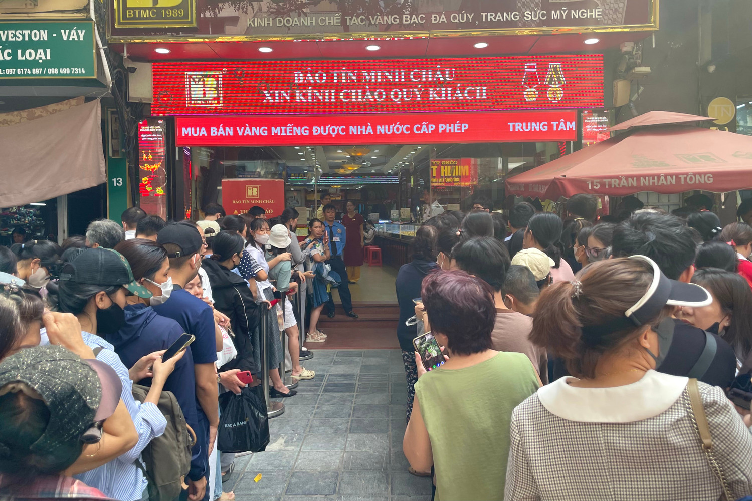 Cửa hàng treo biển hết vàng, nhiều người vẫn không chịu rời đi