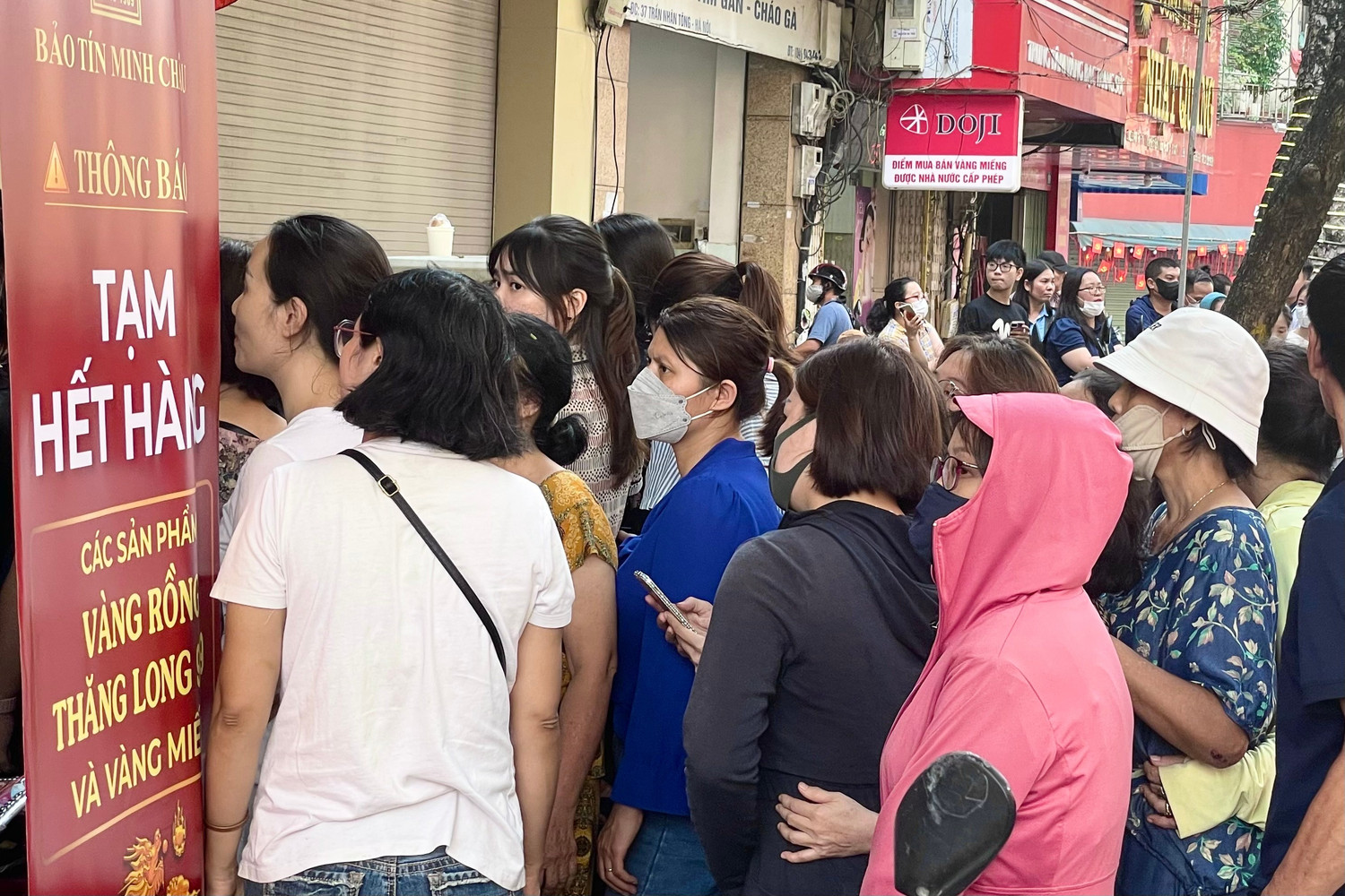 Cửa hàng treo biển hết vàng, nhiều người vẫn không chịu rời đi