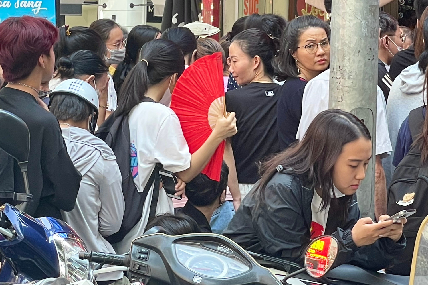 Cửa hàng treo biển hết vàng, nhiều người vẫn không chịu rời đi