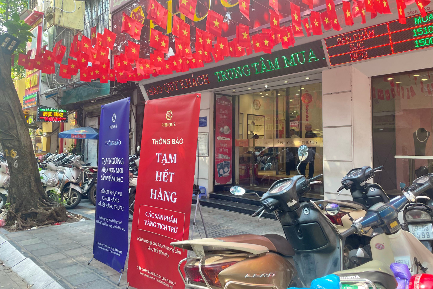 Cửa hàng treo biển hết vàng, nhiều người vẫn không chịu rời đi