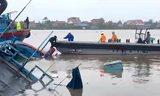 Tàu chở 9 thuyền viên bị lật chìm ở Quảng Ninh