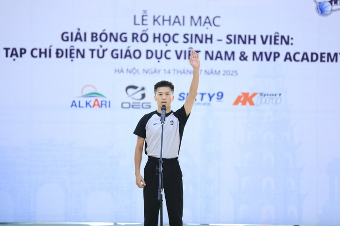 Le représentant du panel d’arbitrage a prêté serment. Đại diện tổ trọng tài tuyên thệ.