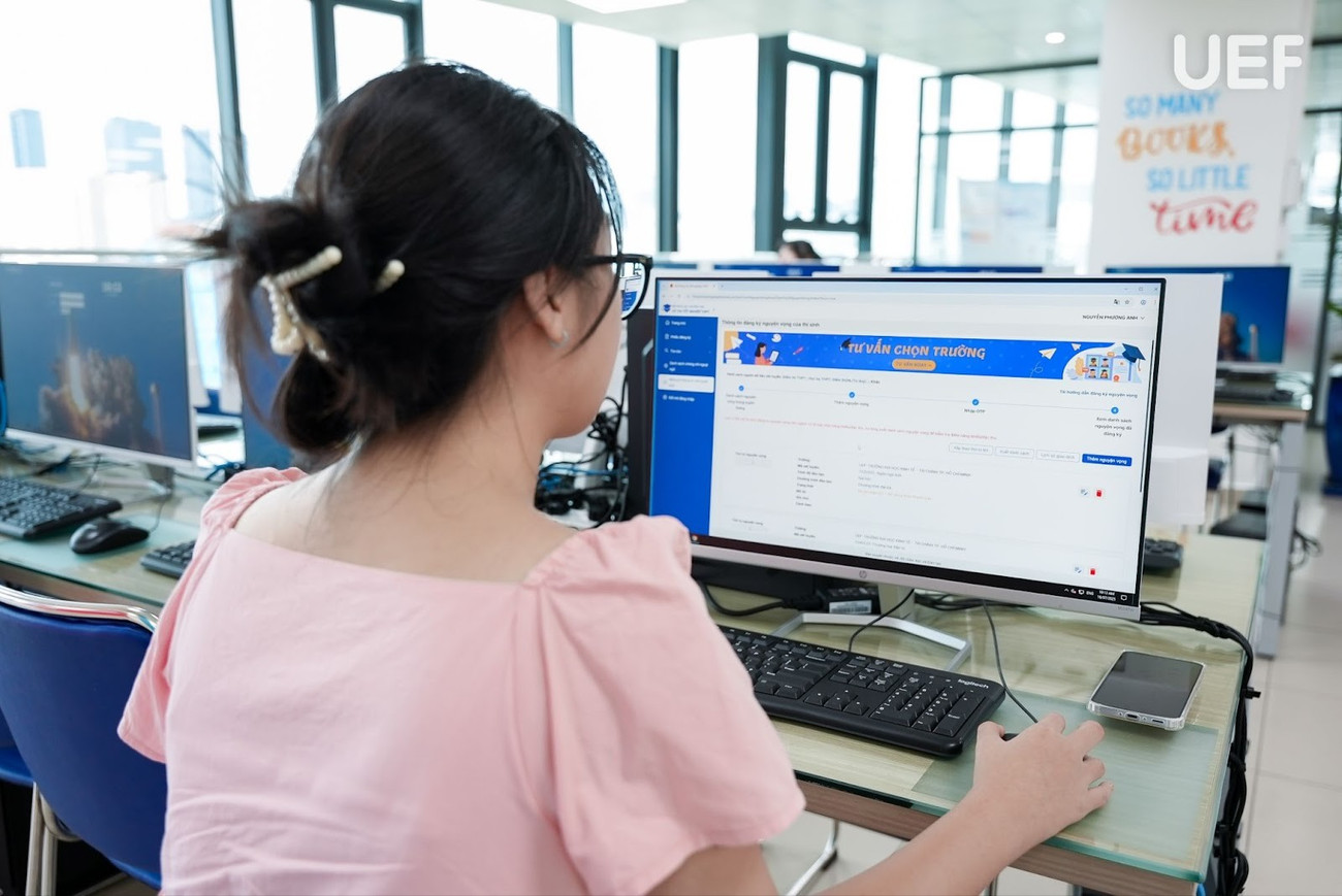 Thí sinh đến UEF để thực hiện đăng ký nguyện vọng ngay sau khi biết điểm thi THPT image003-2094.jpg