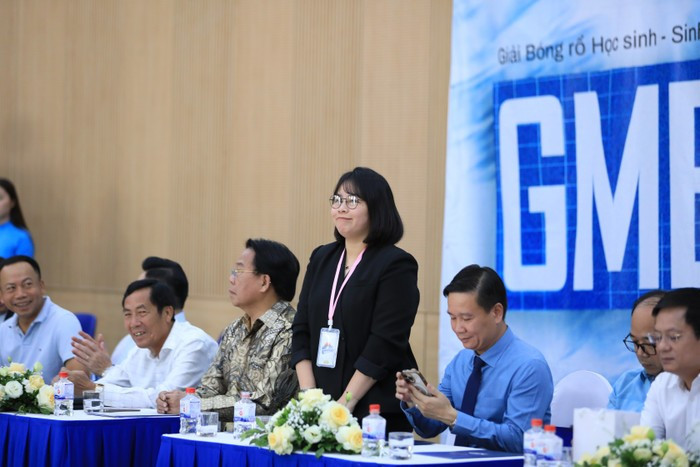 Mme Nguyen Mai Tam - Directrice de la MVP Basketball Academy, sous la société à responsabilité limitée MTV M4V. Bà Nguyễn Mai Tâm - Giám đốc Học viện Bóng rổ MVP, trực thuộc Công ty Trách nhiệm hữu hạn MTV M4V.