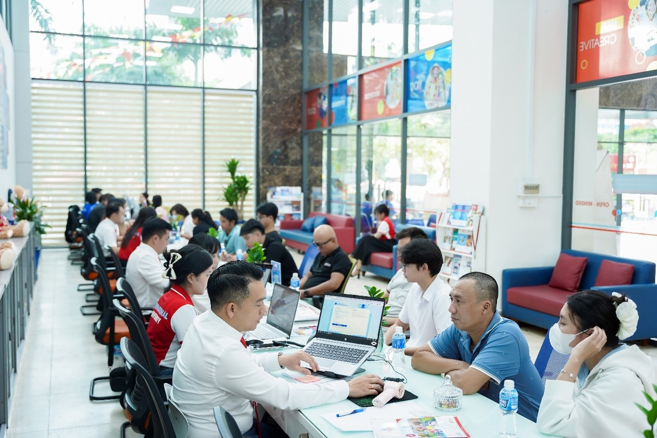 Phụ huynh, thí sinh liên tục đến UEF để được hướng dẫn quy trình đăng ký nguyện vọng image001-1001.jpg