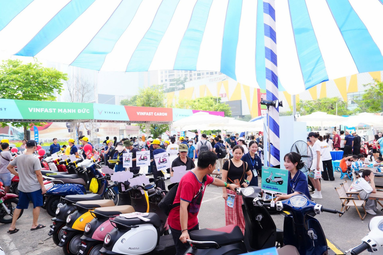 Sự kiện thu hút đông đảo người Hà Nội tham gia trải nghiệm và lên đời xe máy điện Sự kiện thu hút đông đảo người Hà Nội tham gia trải nghiệm và lên đời xe máy điện