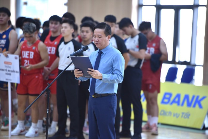 Le journaliste Nguyen Tien Binh, vice-président de l'Association des universités et collèges vietnamiens, rédacteur en chef du magazine électronique Vietnam Education et chef du comité d'organisation du tournoi, a pris la parole. Nhà báo Nguyễn Tiến Bình - Phó Chủ tịch Hiệp hội Các trường đại học, cao đẳng Việt Nam, Tổng Biên tập Tạp chí điện tử Giáo dục Việt Nam, Trưởng Ban Tổ chức giải đấu phát biểu.