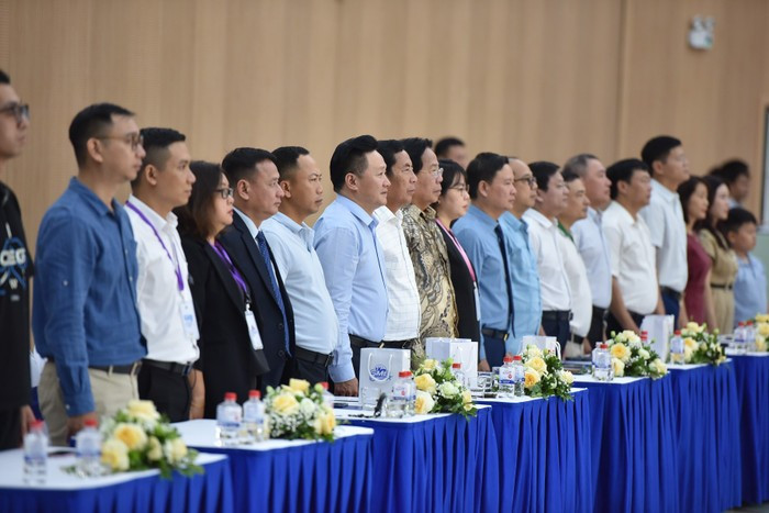 Les invités présents à la cérémonie ont effectué le salut au drapeau. Các khách mời tham dự buổi lễ thực hiện chào cờ.