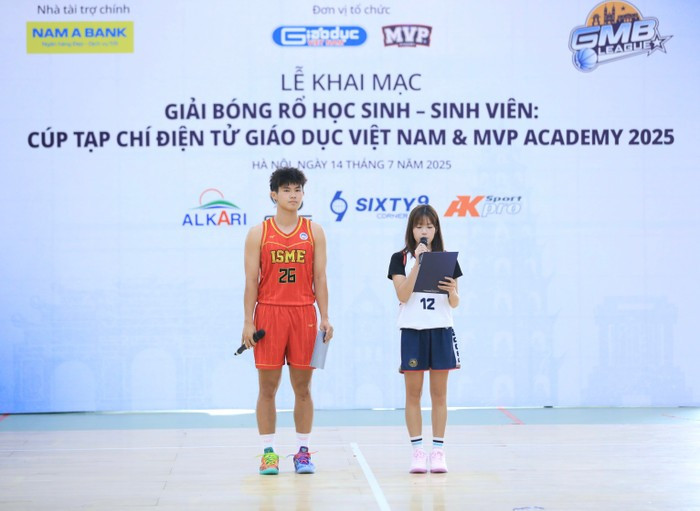 Les représentants des équipes de basket-ball participant au tournoi ont exprimé leur détermination à concourir de toutes leurs forces dans le tournoi. Đại diện các đội bóng rổ tham dự giải bày tỏ quyết tâm thi đấu nỗ lực hết mình tại giải đấu.