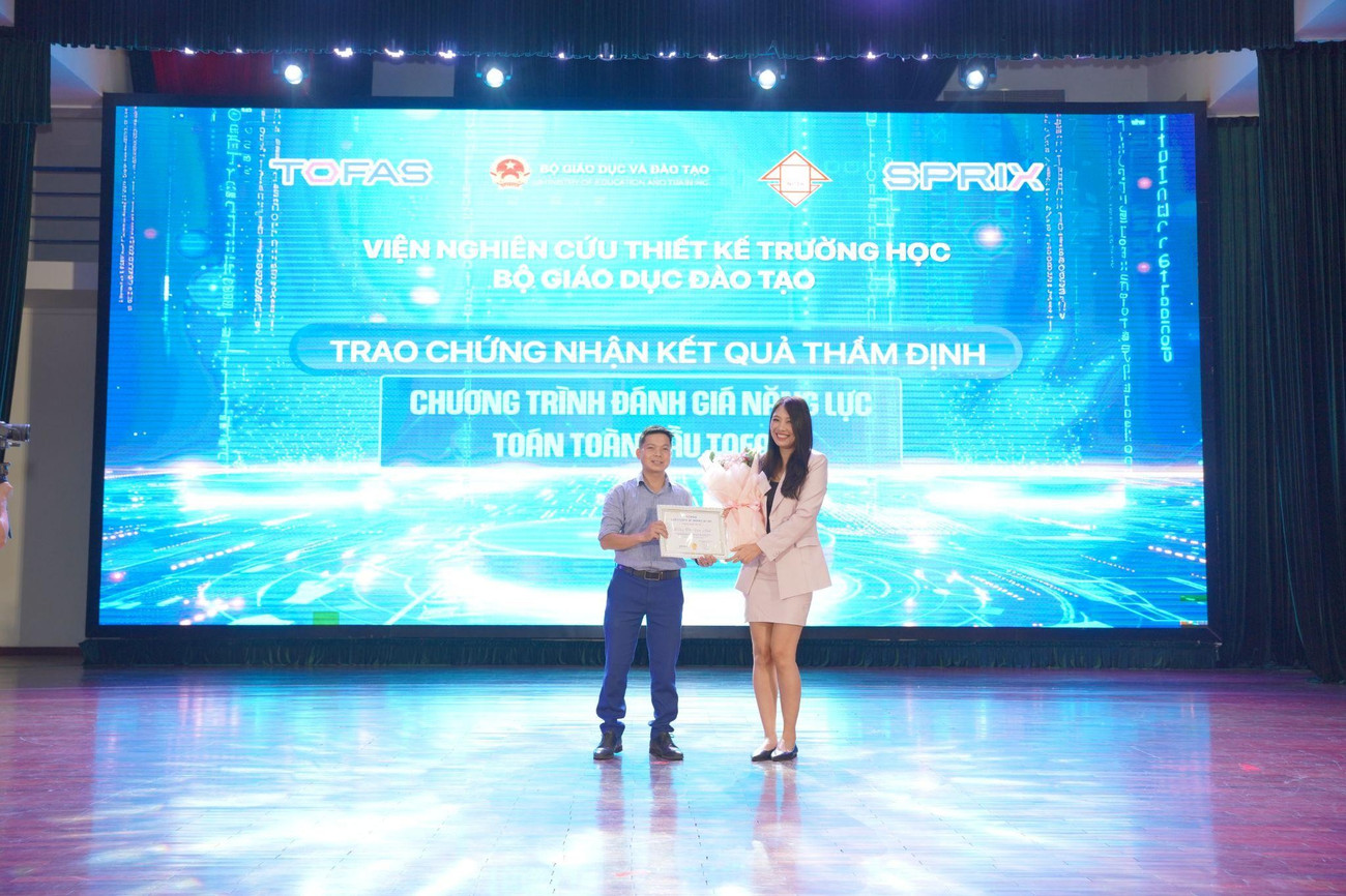 Ông Nguyễn Sỹ Nam - đại diện Viện Nghiên cứu Thiết kế Trường học - Bộ Giáo dục & Đào tạo trao chứng nhận kết quả thẩm định cho Bà Jenny Thảo Lê- Giám đốc điều hành TOFAS Việt Nam image005-4830.jpg