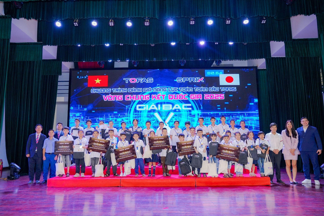 Đại diện Ban tổ chức chương trình toán toàn cầu TOFAS trao giải cho các em đạt giải trong chương trình image003-3295.jpg