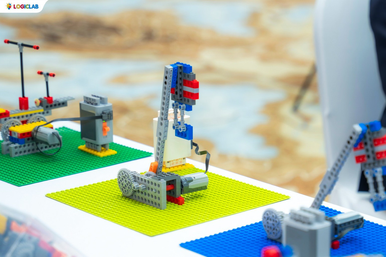 Bricks 4 Kidz® では、ロボットのプログラミングと制御を実践的に体験することができ、生徒たちがテクノロジーに慣れ、幼いころから創造性と発見への情熱を育むことができます。 image005-8559.jpg