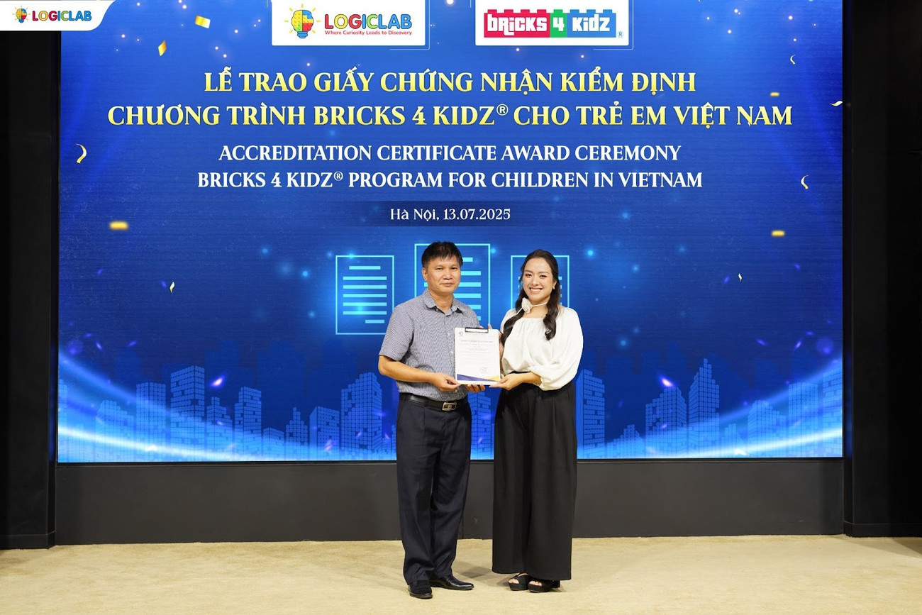 ロジックラボの代表者とベトナム教育科学研究所の代表者が、Bricks 4 Kidz® 教育プログラムの品質評価結果証明書授与式に出席しました。 image001-5482.jpg