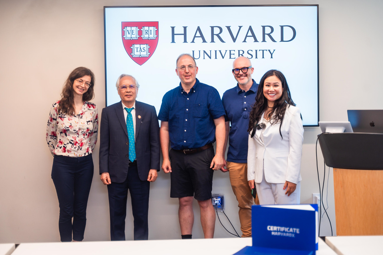 Bác sỹ Nguyễn Xuân Lam tham dự Hội thảo tại Trường Đại học Harvard, ngày 16/7/2025 (Trong ảnh từ phải sang: Ths. Andrew Rawson, Ts. Jascha Smilack, Nghiên cứu sinh. Rahel Dette đồng sáng lập và phát triển Khoá học HarvardX Leadership Experience. Bác sỹ Nguyễn Xuân Lam đứng thứ 2 từ trái sang) bs-lam-4.jpg