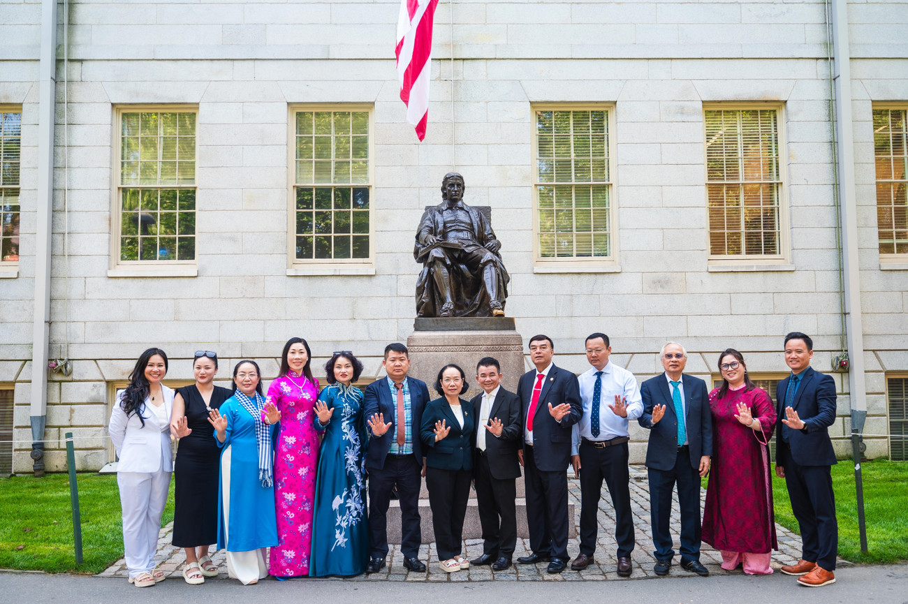 Đoàn Đại biểu Việt Nam chụp ảnh lưu niệm trong khuôn viên Trường Đại học Harvard bs-lam-5.jpg