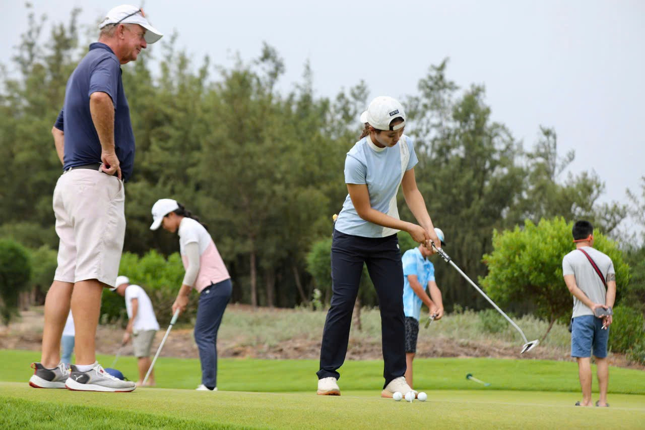 เล ชุก อัน เดินทางมาถึง FLC Golf Links Quy Nhon เมื่อสัปดาห์ที่แล้ว ก่อนนักกีฬาคนอื่นๆ หลายคน เพื่อทำความคุ้นเคยกับสนามและสภาพอากาศเพื่อเตรียมพร้อมสำหรับการแข่งขัน National Golf Championship - Gia Lai 2025 1-7097.jpg