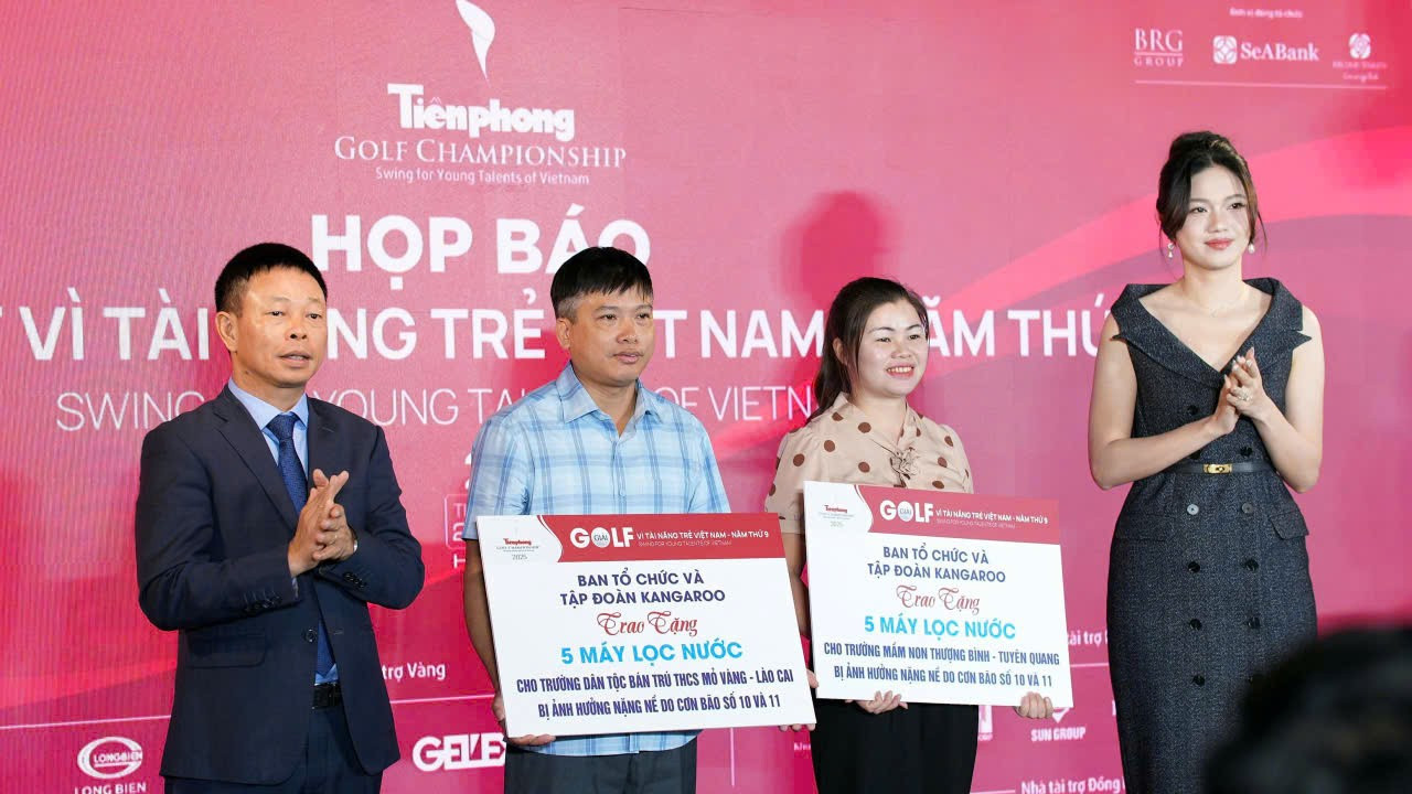 صحافی پھنگ کانگ سونگ؛ مس ویتنام 2016 کی پہلی رنر اپ Ngo Thanh Thanh Tu - کینگارو گروپ کے نمائندے نے، طوفان نمبر 10 (BuaLoi) اور نمبر 11 (Matmo) سے بہت زیادہ متاثرہ اسکولوں میں اساتذہ اور طلباء کو 10 کینگرو برانڈڈ واٹر پیوریفائر پیش کیے۔ ٹیچر ہونگ تھی ماؤ - ڈونگ تام کمیون میں واقع تھیونگ بن کنڈرگارٹن کے پرنسپل (صوبہ تیوین کوانگ کے ایک خاص طور پر مشکل علاقے میں ایک اسکول) اور ٹیچر ٹران کووک ووونگ - مو وانگ سیکنڈری اسکول برائے نسلی اقلیتوں کے وائس پرنسپل (لاؤ کائی صوبہ) نے تحفہ وصول کرنے والے دونوں اسکولوں کی نمائندگی کی۔ 1-6282.jpg
