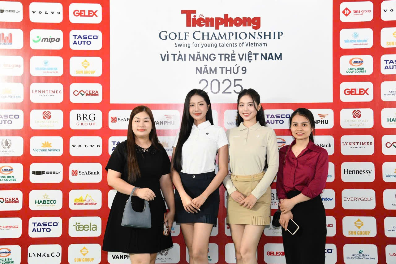 Apariția lui Ha Truc Linh, Miss Vietnam 2024, și a vicecampionei Tran Ngoc Chau Anh, a făcut ca atmosfera conferinței de presă a Campionatului de Golf Tien Phong 2025 să fie mai incitantă și proaspătă. Cele două frumuseți reprezintă generația de tineri vietnamezi dinamici, încrezători și ambițioși - acesta fiind și spiritul pe care turneul îl urmărește în călătoria „Pentru tinere talente vietnameze”. 7-5146.jpg