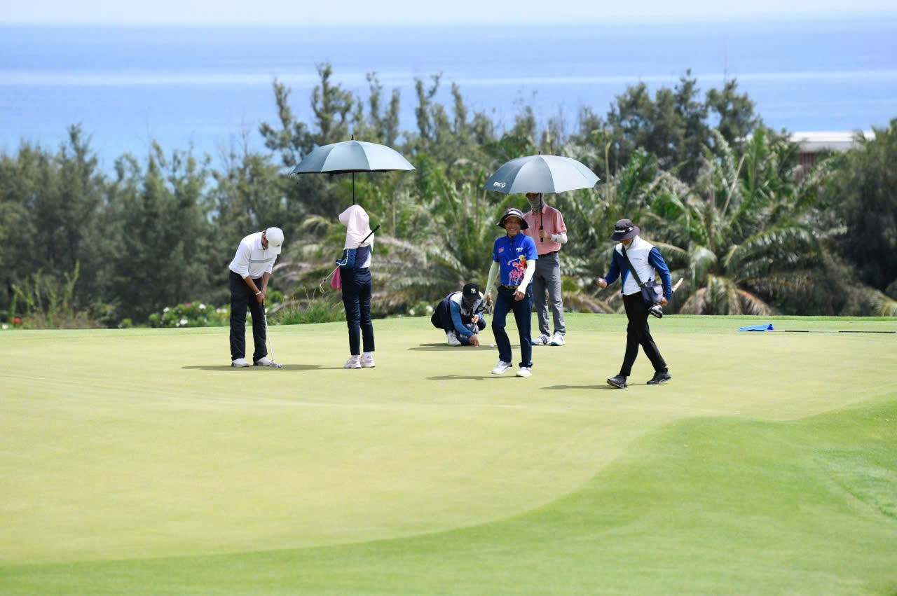 Trên mặt cỏ xanh mướt của fairway, các vận động viên miệt mài điều chỉnh nhịp gậy, thử sức ở những hố có địa hình phức tạp, điểm đặc trưng của sân FLC Golf Links Quy Nhơn. 11.jpg