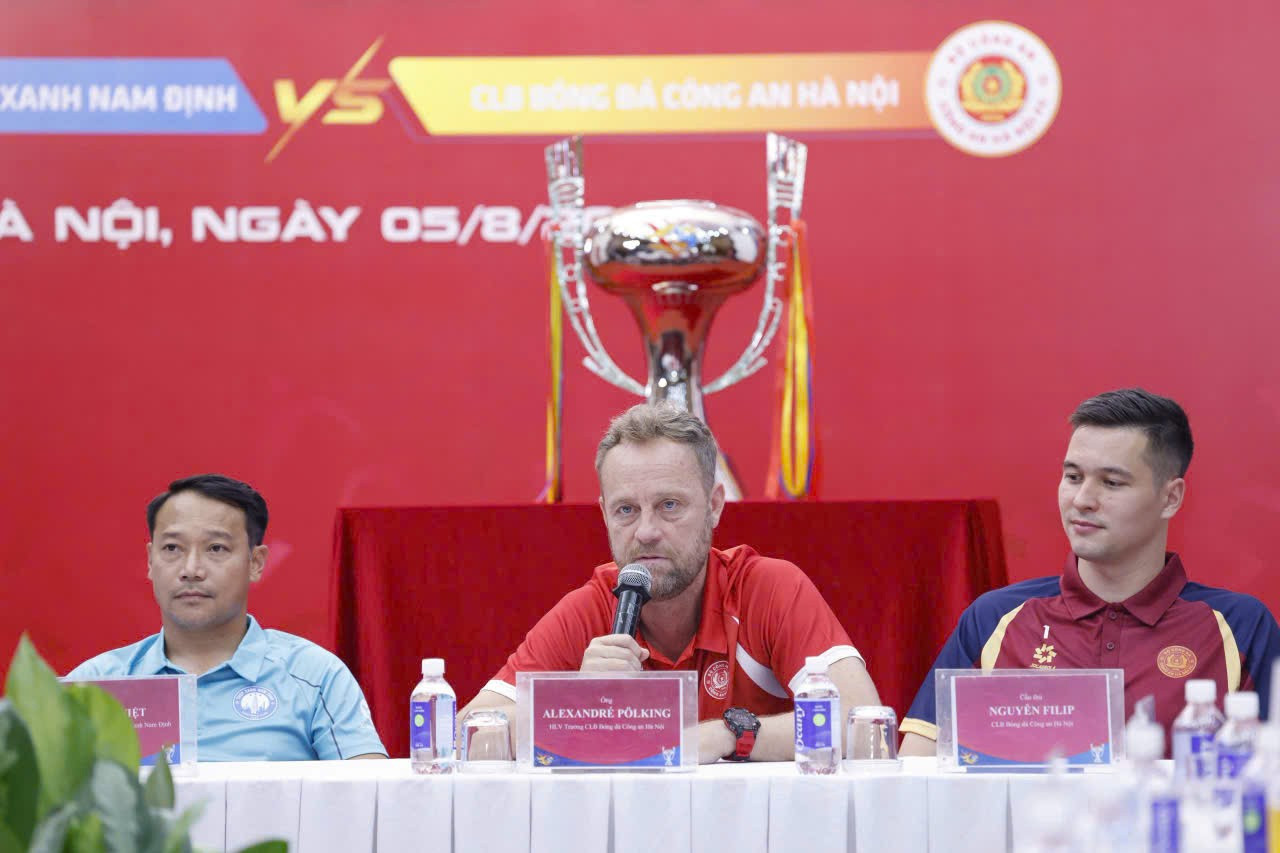 HLV Alexandre Polking phát biểu tại họp báo công bố Siêu Cúp Bóng đá Quốc gia 2024/25 - Cúp THACO. Ảnh: Như Ý 2.jpg