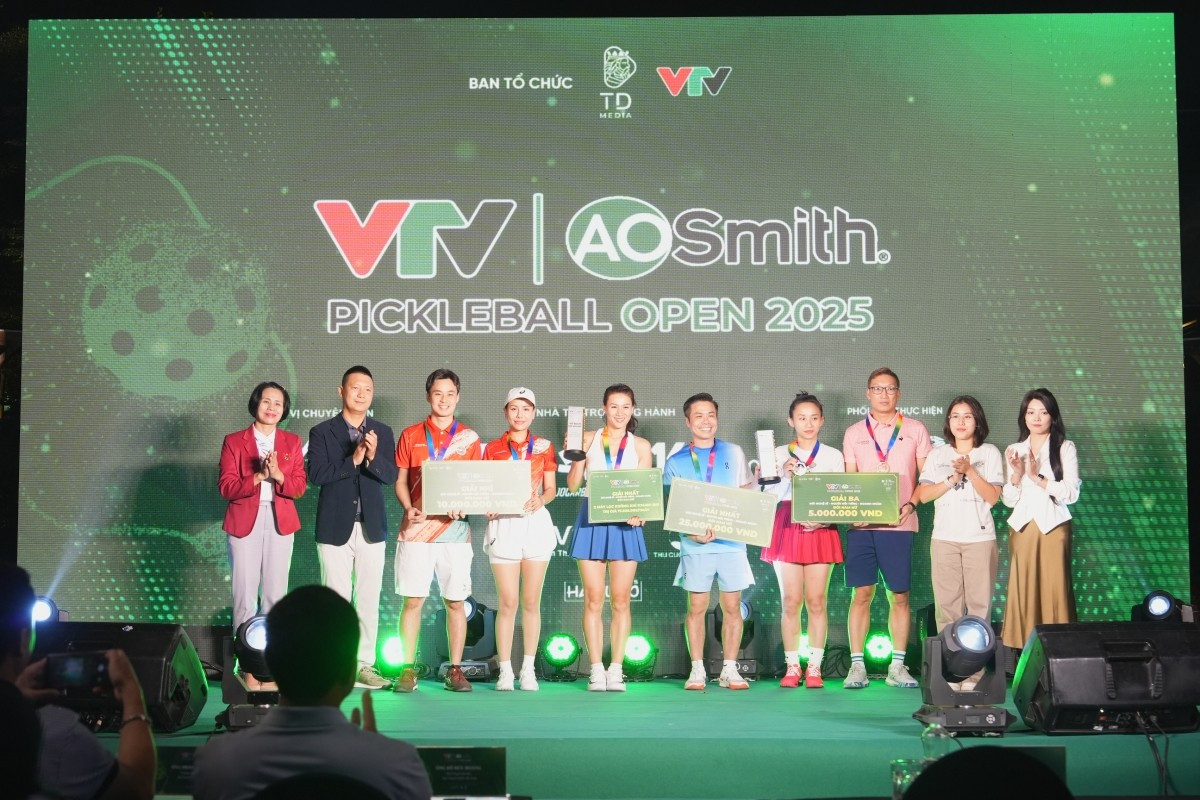 ผู้จัดงานได้มอบรางวัลให้กับนักกีฬาที่มีผลงานดีเด่น 2.jpg