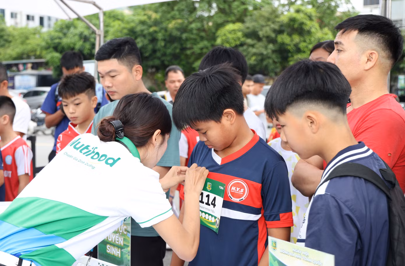 cac-thi-sinh-nhi-duoc-gap-bib-thi-tuyen.jpg