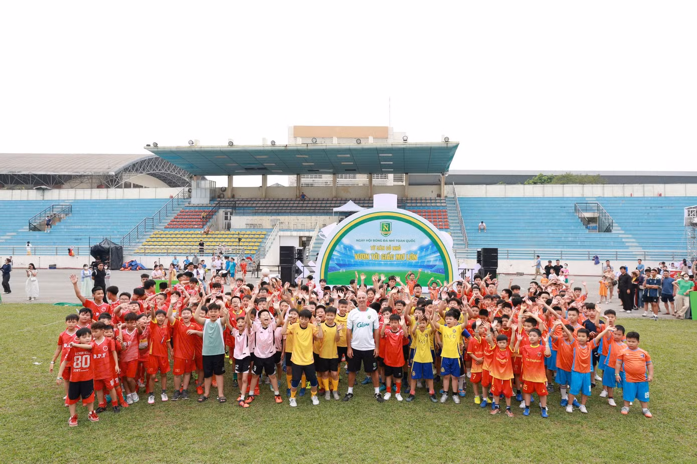 cac-hoc-vien-nhi-tham-gia-lop-hoc-cua-thay-giom-1.jpg