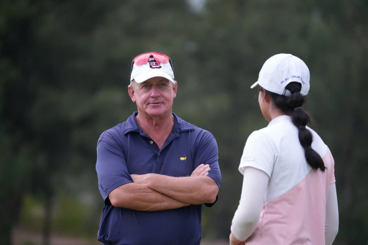 Chuyên gia Scott Goldie, người huấn luyện các tuyển thủ xuyên suốt chuyến tập huấn tại Royal Long An Golf & Country Club, tiếp tục đồng hành cùng các học trò tại FLC Golf Links Quy Nhơn. 0-6351.jpg