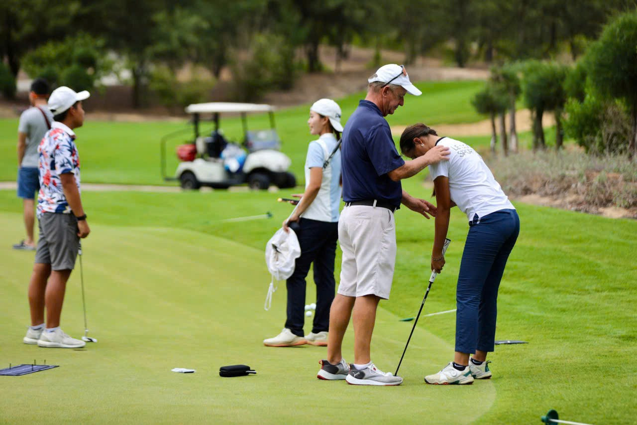 Sau giải đấu, Ban huấn luyện Đội tuyển Golf Quốc gia sẽ có sự đánh giá toàn diện kỹ thuật, thể lực, tâm lý và chiến thuật của các golfer. 3-1937.jpg