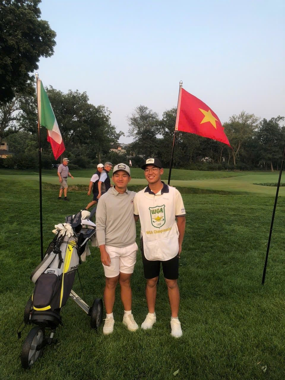 Khánh Hưng làm caddie cho Anh Minh. 3.jpg