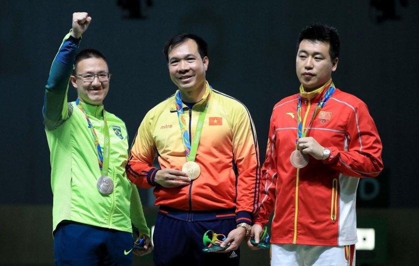 Xạ thủ Hoàng Xuân Vinh (giữa) mang về tấm HCV Olympic môn bắn súng cho thể thao Việt Nam. 1.jpg