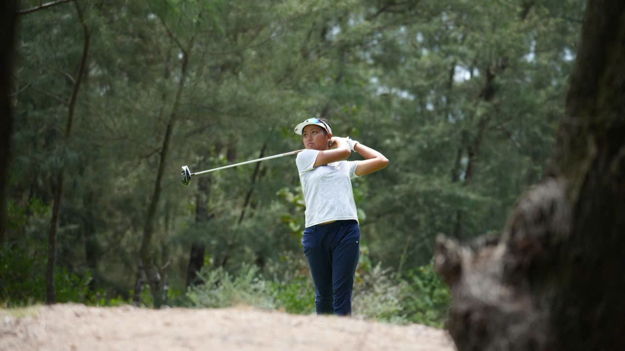 Nhiều gương mặt quen thuộc của làng golf Việt Nam như Nguyễn Khánh Linh cũng có mặt từ sớm, dành trọn buổi sáng để luyện tập làm quen sân. 1-3359.jpg