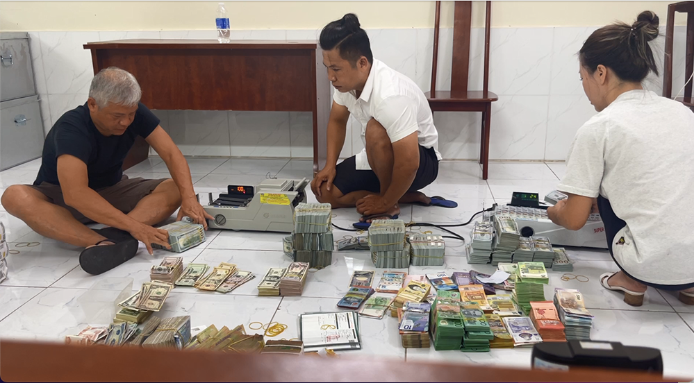Nhóm tội phạm nước ngoài chỉ đạo nhiều người trong nước lập khoảng 300 công ty lừa đảo rồi thông qua các tiệm vàng, dịch vụ trái phép để chuyển tiền sang nước ngoài. Ảnh: CACC. 1.png