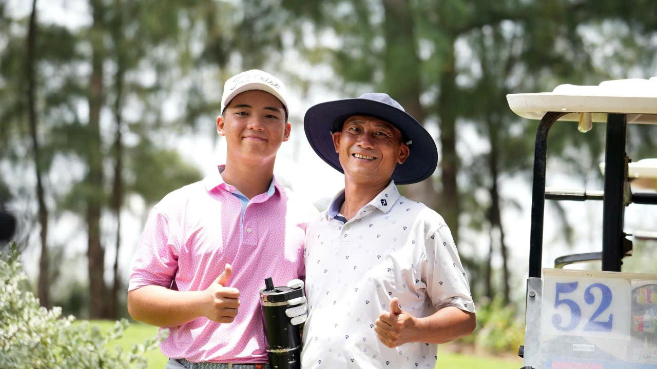លោក Do Hoang Tu ឪពុករបស់កីឡាករវាយកូនហ្គោលវ័យក្មេង Do Duong Gia Minh បានចែករំលែកថា កម្លាំងដ៏អស្ចារ្យបំផុតរបស់កូនប្រុសគាត់គឺនៅក្នុងសមត្ថភាពប្រកួតដ៏វែងរបស់គាត់ ជាមួយនឹងការបាញ់វែង និងខ្លាំង។ ទោះជាយ៉ាងណាក៏ដោយ កត្តាដែល Gia Minh នៅអាយុ 16 ឆ្នាំត្រូវបន្តកែលម្អនោះគឺ ចិត្តគំនិតប្រកួតប្រជែងរបស់គាត់។ បច្ចុប្បន្នកំពុងសិក្សានៅប្រទេសថៃ អំឡុងពេលវិស្សមកាលរដូវក្តៅនេះ Gia Minh មានឱកាសហ្វឹកហាត់ជាមួយ PGA Duc Pham ។ អរគុណចំពោះរឿងនេះ គាត់មិនត្រឹមតែមានការរីកចម្រើនគួរឱ្យកត់សម្គាល់នៅក្នុងជំនាញរបស់គាត់ប៉ុណ្ណោះទេ ប៉ុន្តែថែមទាំងមានភាពចាស់ទុំយ៉ាងច្បាស់នៅក្នុងភាពក្លាហាន និងចិត្តគំនិតនៅលើវិស័យនេះ។ 1-7930.jpg
