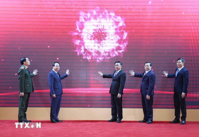 Thường trực Ban Bí thư Trần Cẩm Tú cùng các đại biểu khai trương ứng dụng của ngành Tuyên giáo và Dân vận trên điện thoại di động. (Ảnh: Phương Hoa/TTXVN)