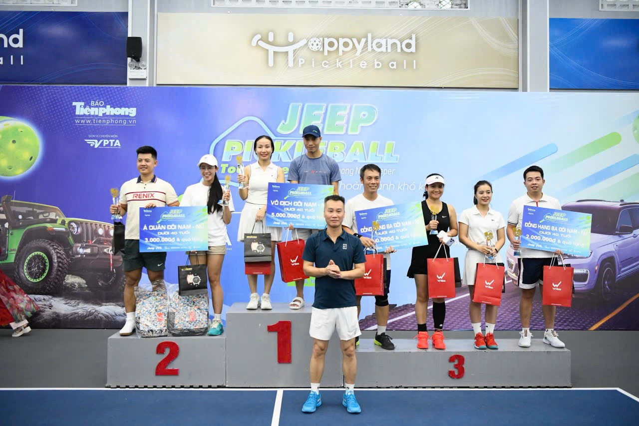 トラン・チンさんとタン・グエン選手が40歳以下の混合ダブルスで優勝した。 8.jpg