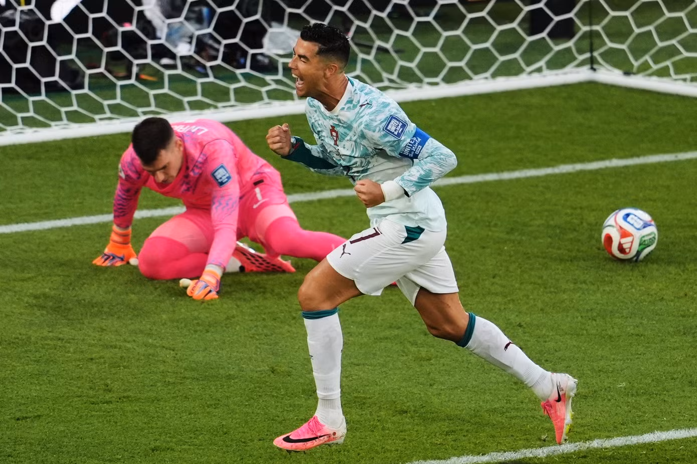 Ronaldo fra Portugal scorede mod Kroatien fra straffesparkspletten i ottendedelsfinalen den 2. juli. ap26184019995969.jpg