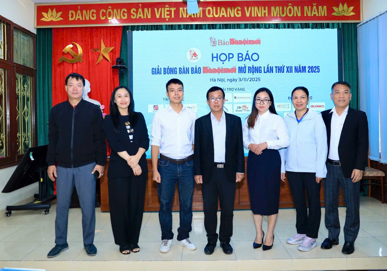 Organizatorii și sponsorii fac fotografii suvenir la conferința de presă. Foto: Quang Thai 1-2145.jpg