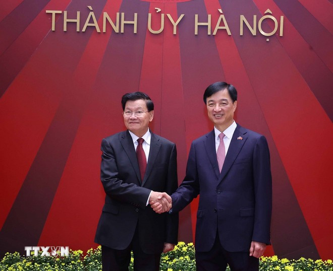 Ủy viên Bộ Chính trị, Bí thư Thành ủy Hà Nội Nguyễn Duy Ngọc đón Tổng Bí thư, Chủ tịch nước Lào Thongluon Sinsoulith đến thăm và làm việc. (Ảnh: Văn Điệp/TTXVN)