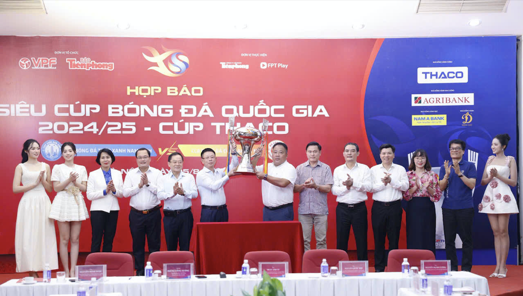 Ban tổ chức ra mắt chiếc Cúp đặc biệt của Siêu Cúp Bóng đá Quốc gia 2024/25 - Cúp THACO. Ảnh: Như Ý. screen-shot-2025-08-05-at-171811.png