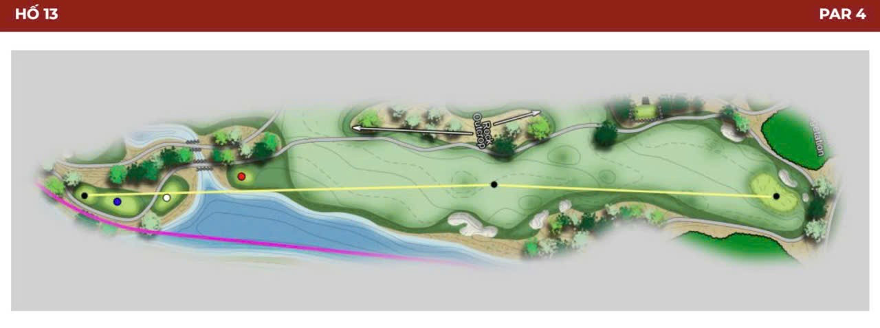 یک پار ۴ دشوار با آب در سمت راست و زمین سنگی در سمت چپ. سوراخ به سمت سربالایی به سمت یک گرین در درهای بین دو تپه میرود. گرین بزرگ و ساده است و زاویه بالایی در سمت راست دارد که ضربات نزدیک را به سمت منطقه وسیعی از چمن کوتاه میغلتاند. 13.jpg