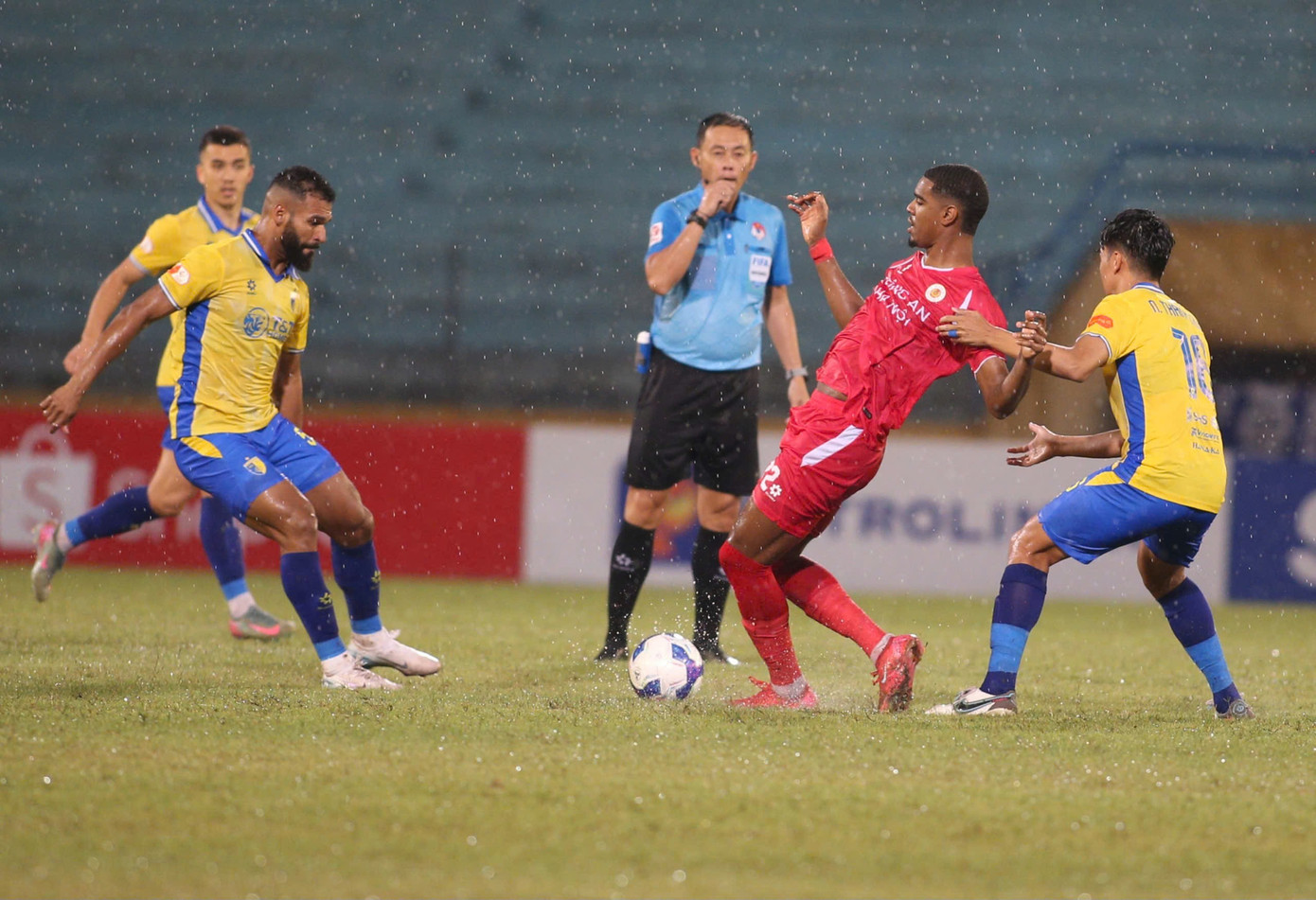 Hanoi FC កំពុងតែមានការចាប់ផ្តើមដ៏លំបាកក្នុងរដូវកាលនេះ។ 3-8007.jpg