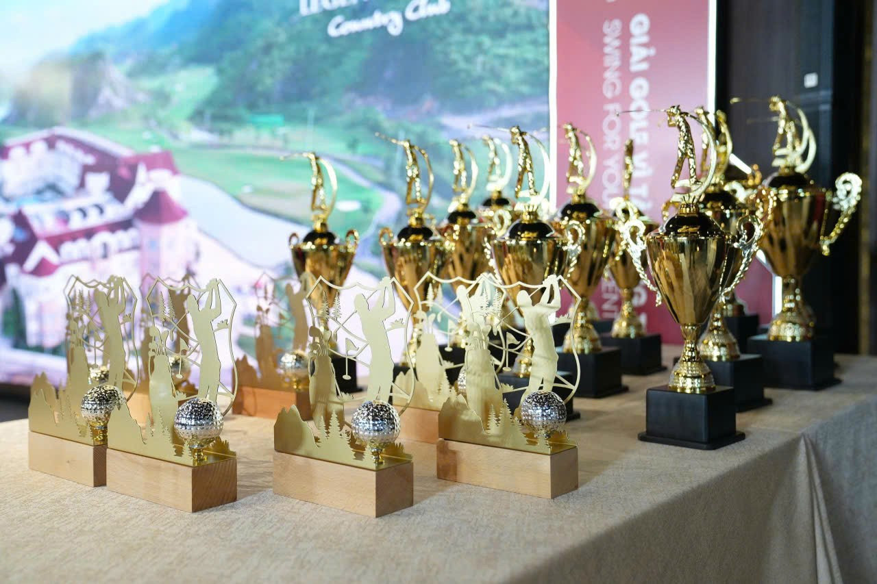 Odată cu îmbunătățirea din ce în ce mai mare a dimensiunii și calității, setul de trofee al Campionatului de Golf Tien Phong 2025 continuă să fie conceput cu un design rafinat, purtând amprenta unică a turneului pentru tinerele talente vietnameze. 6-574.jpg