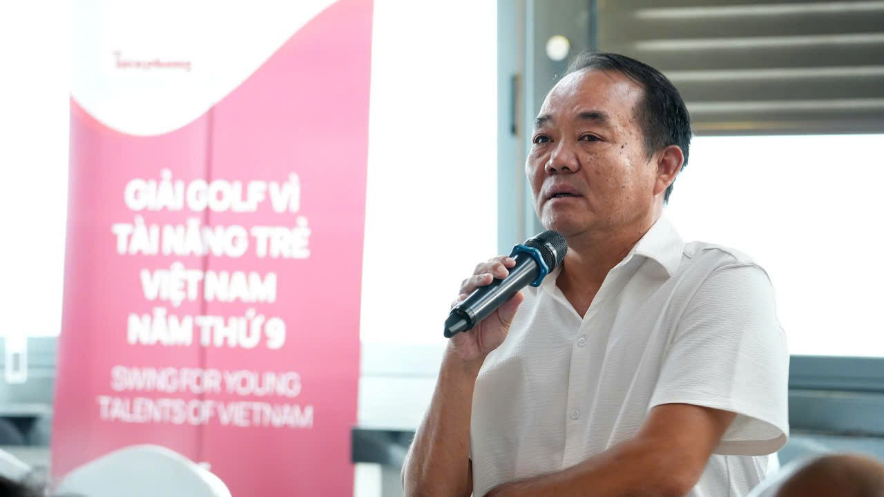 موجودہ چیمپیئن Nguyen Bao Chau کے والد مسٹر Nguyen Bao Toan نے شیئر کیا کہ Bao Chau کی حوصلہ افزائی ہوئی جب انہوں نے Tien Phong Golf Championship 2024 جیتی، پھر کئی دوسری عظیم کامیابیاں حاصل کیں۔ انہوں نے پوچھا کہ کیا مستقبل میں ٹین فوننگ گالف چیمپئن شپ جنوبی اور وسطی علاقوں میں کوالیفائنگ راؤنڈز کا انعقاد کر سکتی ہے تاکہ خطوں میں نوجوان گولفرز کے لیے مواقع پیدا ہو سکیں؟ صحافی پھنگ کانگ سونگ نے کہا کہ آرگنائزنگ کمیٹی غور کرے گی اور اگر حالات اجازت دیتے ہیں تو اگلے سال کوالیفائنگ راؤنڈ کا انعقاد کرے گی، جب ٹین فوننگ گالف چیمپئن شپ اپنا 10 واں سیزن منائے گی۔ مسٹر مارک ریوز نے اس بات پر بھی زور دیا کہ BRG گروپ ہمیشہ ٹورنامنٹ کی حمایت اور ساتھ دیتا ہے، اور اگلے ٹورنامنٹس میں تعاون کے لیے تیار ہے۔ 2-7317.jpg