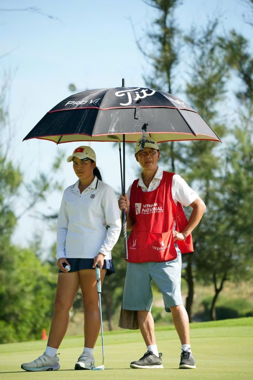លោក Tran Tuan Hao ឪពុករបស់កីឡាករវាយកូនហ្គោលវ័យក្មេង Tran Arena បានអមដំណើរកូនស្រីរបស់គាត់ជាឆ្មាំពេញការប្រកួតទាំងបួនថ្ងៃ។ លោក Hao ចែករំលែកថា Arena នៅក្មេងនៅឡើយ ហើយពេលខ្លះមិនអាចគ្រប់គ្រងអារម្មណ៍របស់នាងនៅលើវគ្គនេះបានទេ។ លោក Hao បាននិយាយថា 11-4204.jpg