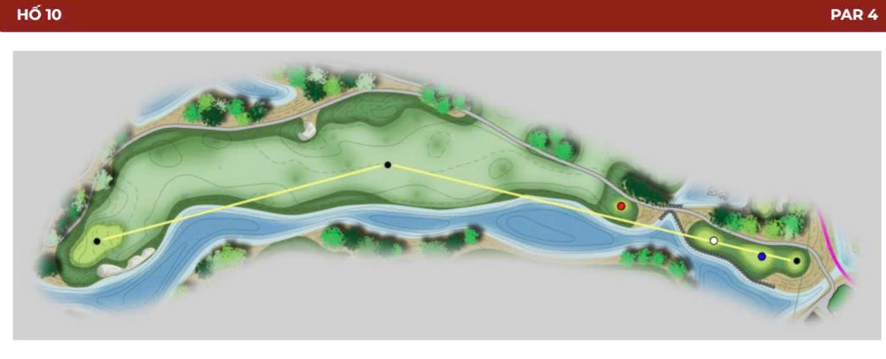 طولانیترین پار ۴ در زمین، یک توپ کنار زمین (water hazard) در سمت چپ دارد که از تی باکس (tee box) تا گرین (green) امتداد دارد. مسیر عریض زمین، امکان بازی ایمن را فراهم میکند، اما برای رسیدن به گرین با دو ضربه، به یک مسیر طولانی نیاز است. گرین توسط یک پناهگاه کمعمق از زمین کنار زمین (water hazard) جدا شده است. بازیکنان میتوانند با ضربات بلند به تپه کوتاه سمت راست گرین، توپ را به عقب برانند. 10.jpg