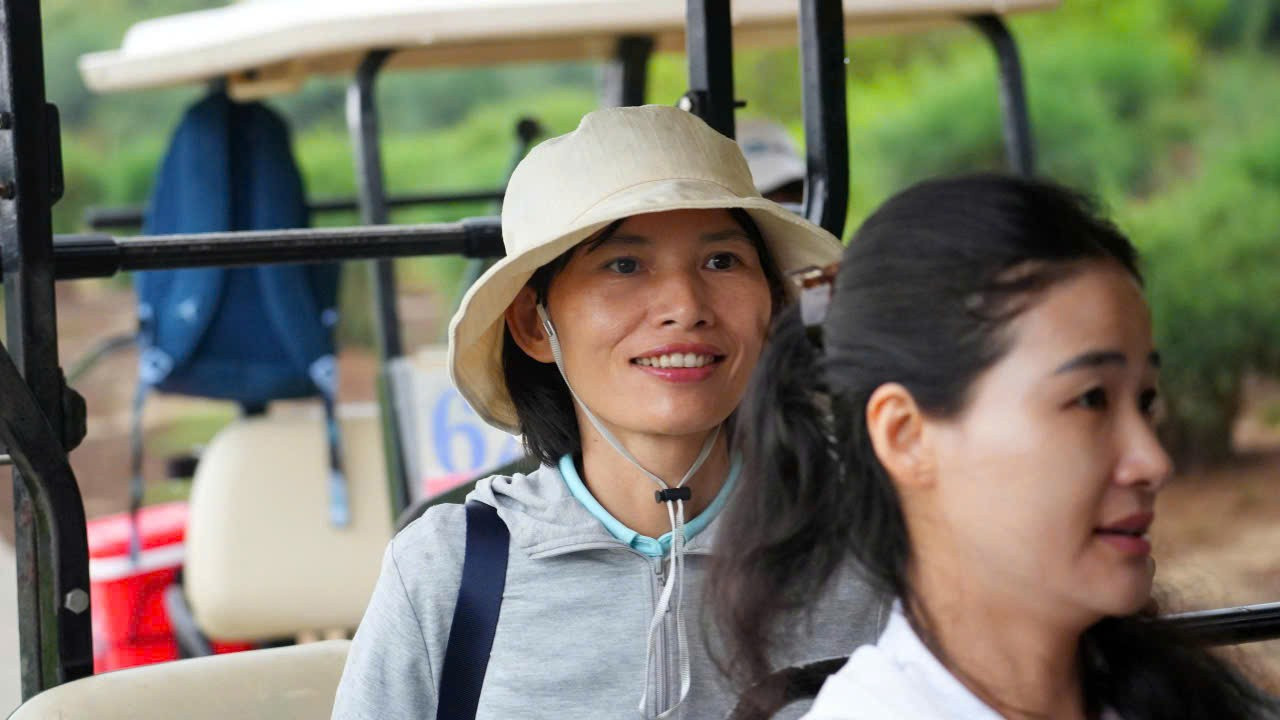 លោកស្រី Tran Thi Len ម្តាយរបស់កីឡាករវាយកូនហ្គោល Le Chuc An បានតាមដានកូនស្រីរបស់គាត់យ៉ាងជិតស្និទ្ធចាប់តាំងពីថ្ងៃដំបូងនៃការប្រកួត។ មិនសូវលេចមុខកាមេរ៉ា ឬធ្វើសំឡេងនៅកន្លែងឈរនោះ ម្ដាយរបស់ម្ចាស់ការពារតំណែងជើងឯកតែងតែជាគូកន «ស្ងៀម» ឈរស្ងៀមពីចម្ងាយ មើលការវាយកូនស្រីនីមួយៗ។ សម្រាប់នាង គ្រាន់តែឃើញ Chuc An ព្យាយាមអស់ពីសមត្ថភាពនៅលើទីលាន គឺជាសុភមង្គលបំផុត។ 10-1096.jpg